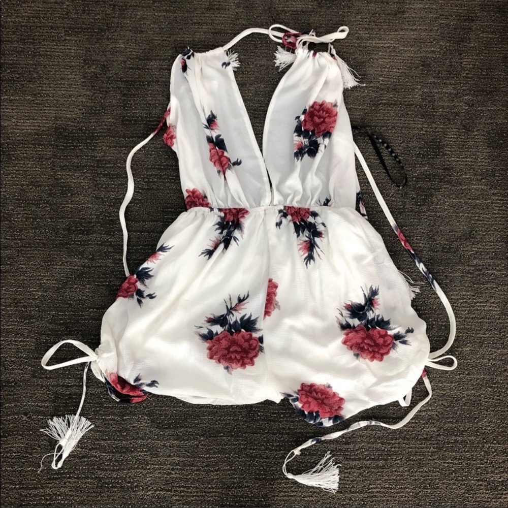 ❌SOLD❌ NWOT Missguided tie floral romper
